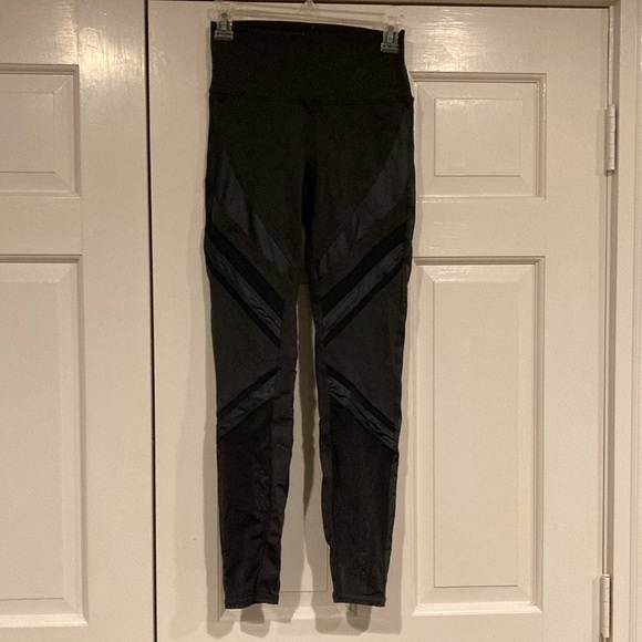 ALO Yoga Pants - Alo Yoga Black Leggings. Size M. Very Good Condition.